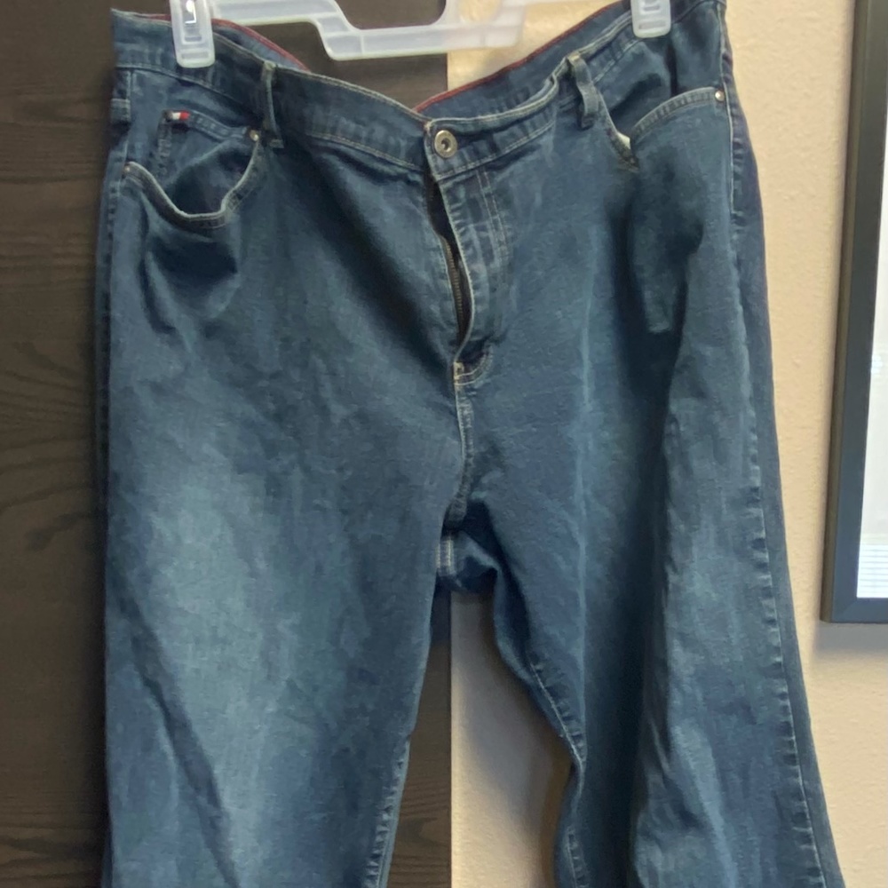 Tommy medium wash jeans